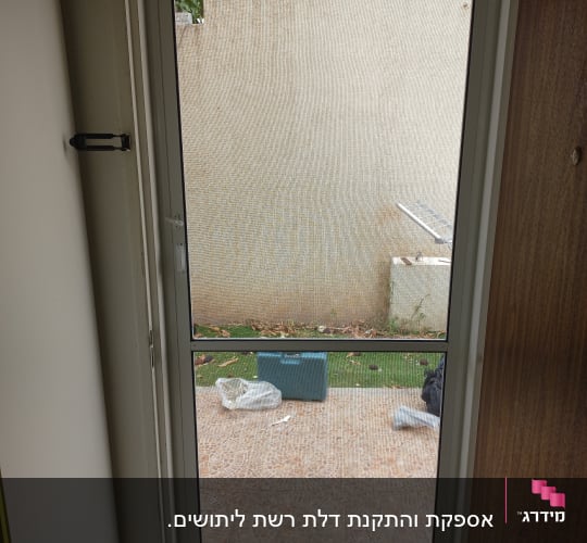 דלת אלומיניום עם רשת נגד יתושים